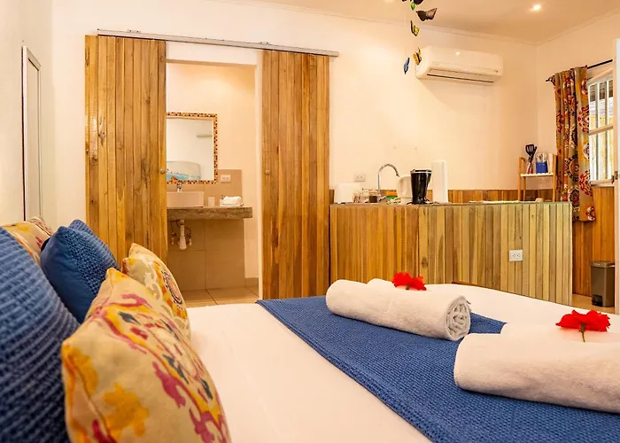 Guest house Casa Mapache Pool And Breakfast Available Near